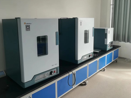 鼓風(fēng)干燥箱采用優(yōu)質(zhì)不銹鋼，質(zhì)量有保障